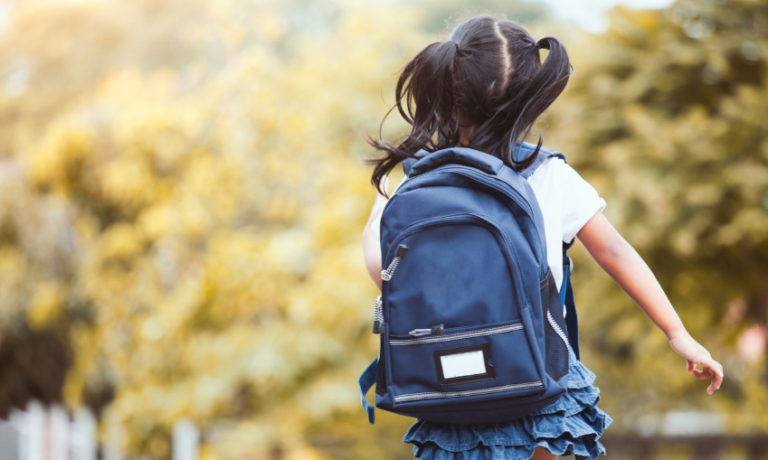 Mädchen welches ein Rucksack trägt